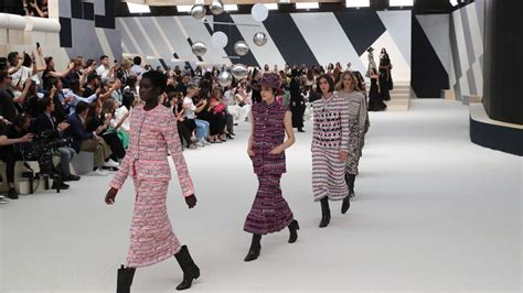 défilé chanel juillet 2022|À la semaine de la haute couture de Paris, le défilé Chanel sous .